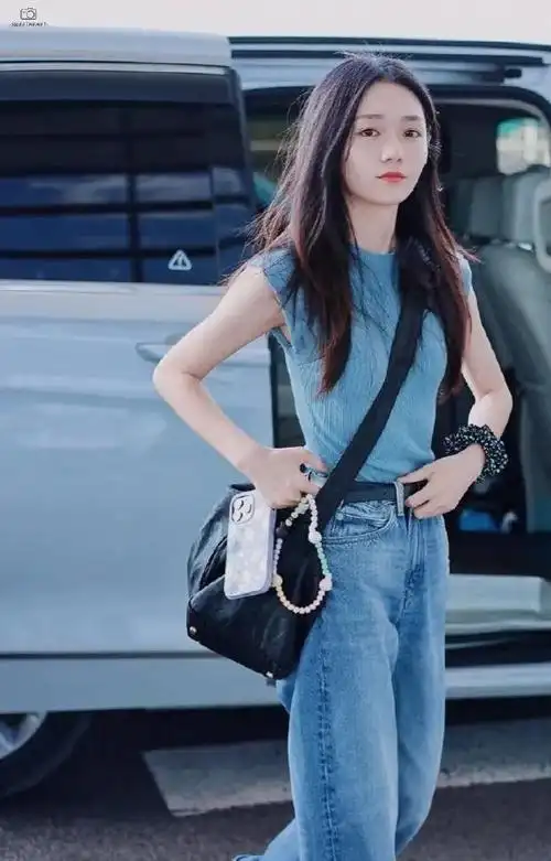 段奥娟美貌加载中淡蓝色针织t恤搭牛仔裤运动鞋笑容沁人心脾