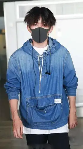 牛仔外套新穿法,易烊千玺的清爽搭配,锡纸烫造型却意外抢镜?