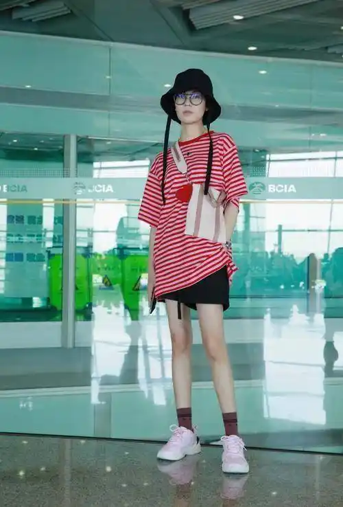 身高都占据的,下图照片中,郁可唯穿了一件条纹酒红色宽松上衣搭配黑色