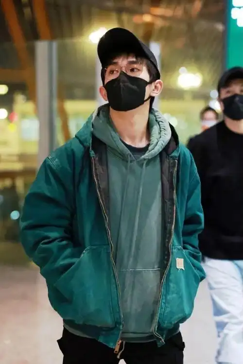 易烊千玺机场图#  易烊千玺机场穿搭小合集9615  私服穿搭松弛