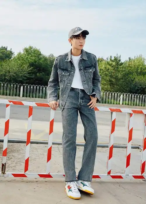 tfboys-王俊凯最新街拍出炉,身上三大代言343535363637