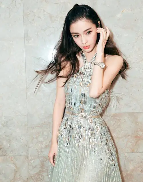 35岁杨颖现状:穿清凉吊带裙像25岁,不受事业影响和儿子玩得开心