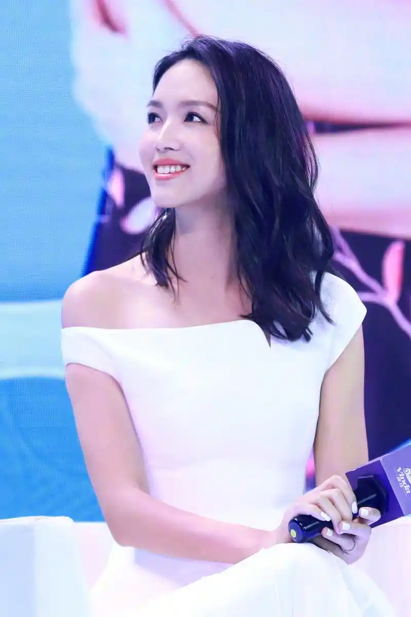 张梓琳:性感优雅的"长腿女神",轻松撩人心扉