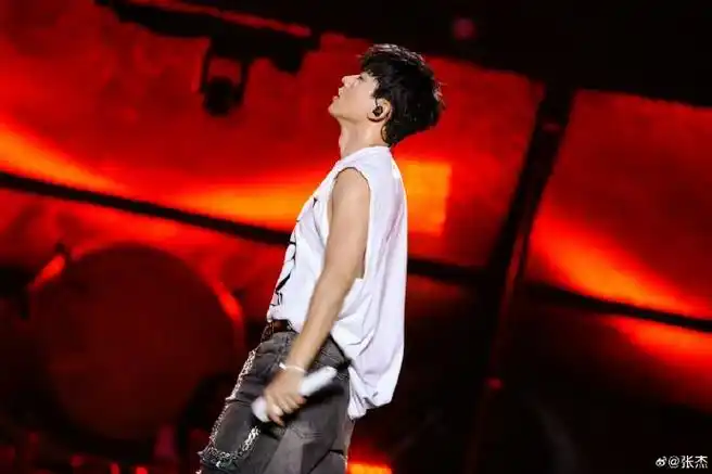 张杰深圳演唱会舞台照