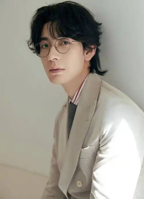 陈星旭米色西装造型观展 戴眼镜拍写真斯文帅气