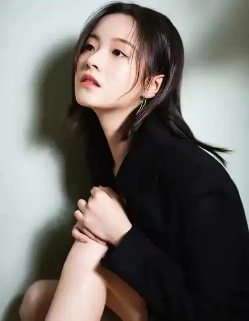 78安利00后女演员李庚希