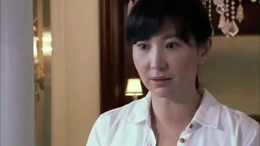 特警力量莎莎让妈妈挑选裙子不料被继父看到气氛一度尴尬