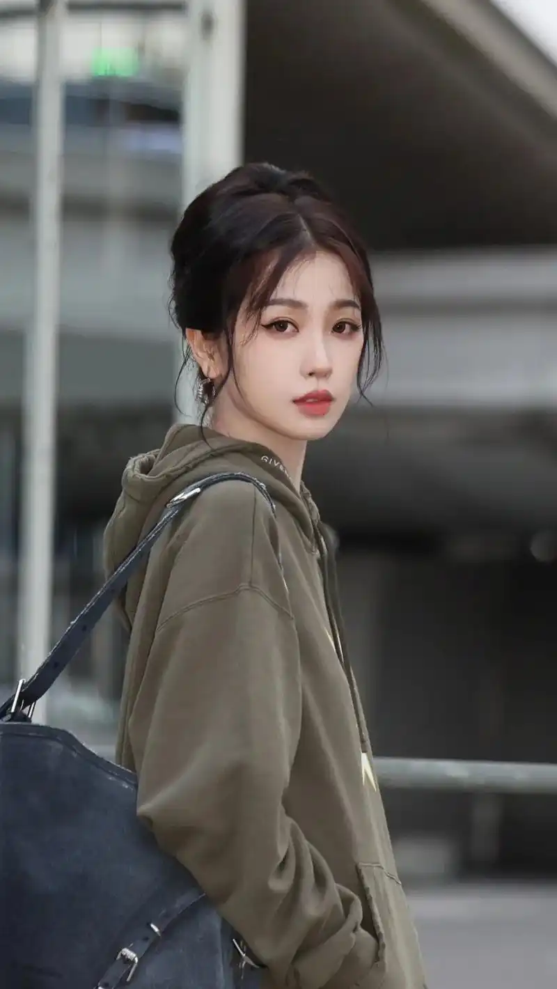 太喜欢这组机场街拍了 我狠狠代#虞书欣 #巴 - 抖音