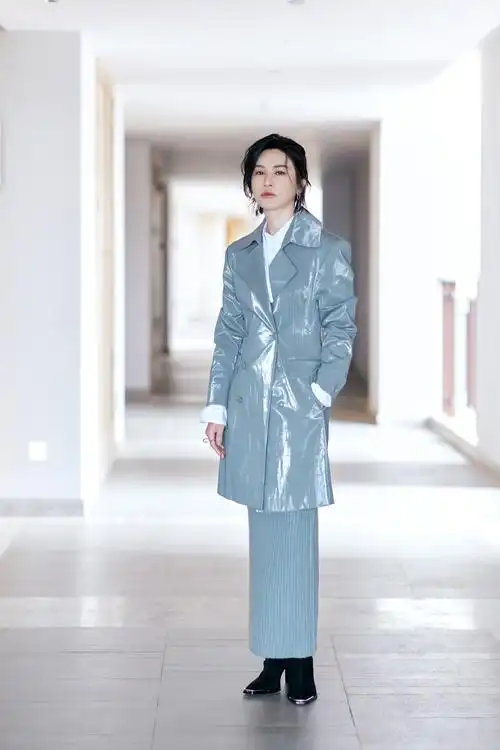 大红,今穿黑色长裙短靴,秒变摩登女郎|超级女声|尚雯婕|短靴_新浪新闻