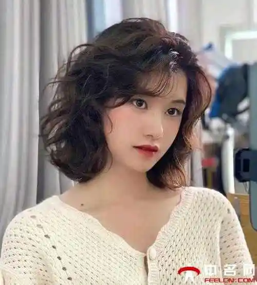 看起来像刚刚睡醒时的样子,配合低调的巧克力色,充满浓浓的女人味