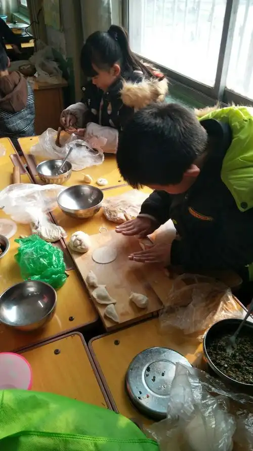 "情暖冬至,温情校园"—-学小南一年级二班举行冬至包水饺实践活动