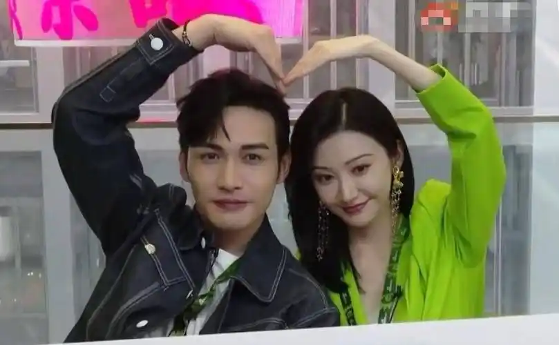 两主演现身新浪直播,互动搞笑有梗,"放肆藤你"配一脸_张彬彬_景甜_cp