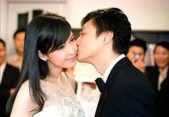 53岁周慧敏看绯闻男友演唱会,皮肤白皙气质出众,身旁不见其丈夫