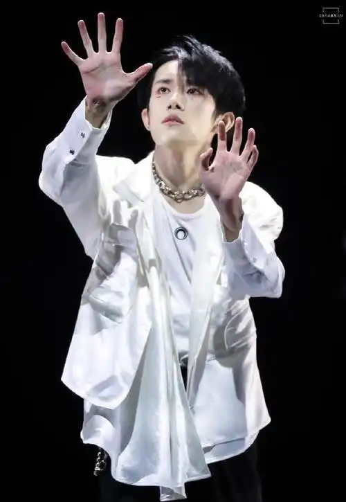 240126手控福利来袭易烊千玺的纤长手指俘获万千粉丝心