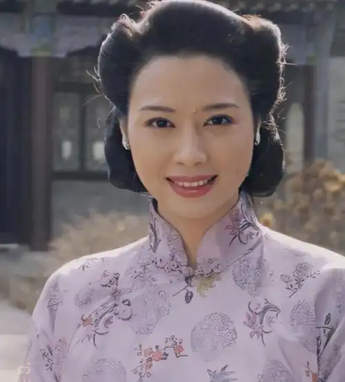 《承欢记》邓英:年轻时因美貌出圈,46岁婚姻无着落却越发优雅了