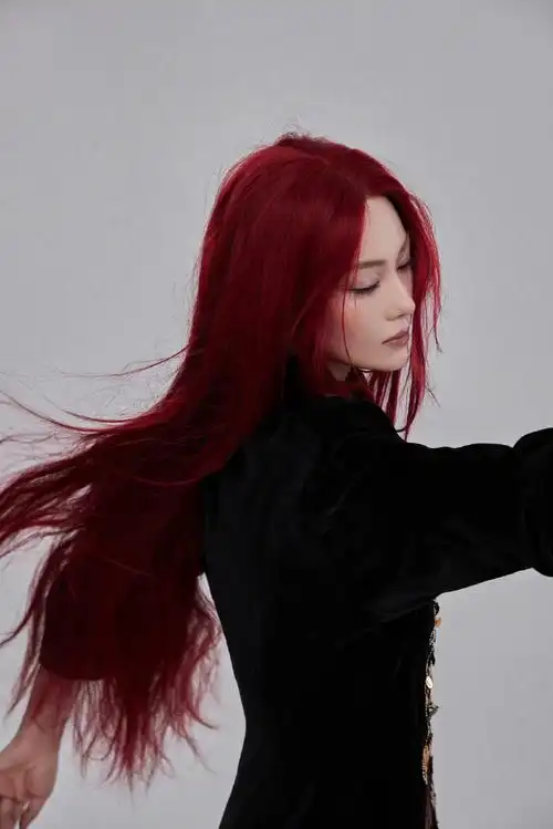 张馨予红发造型#张馨予近照眼神很犀利,满满的故事感