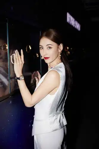 张柏芝穿蕾丝内搭性感妩媚 身材凹凸有致锁骨吸睛