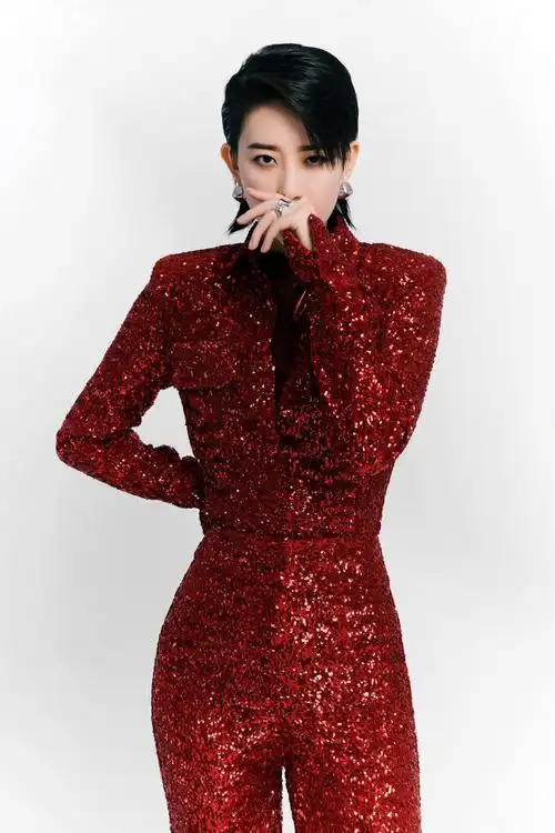 李斯丹妮分享造型,身穿红色亮片套装,酷飒十足,气场全开__财经头条