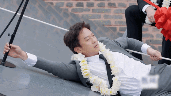 了被节目组要求在30度的斜坡上剪彩,结果邓超脚滑的像是鞋底抹了油