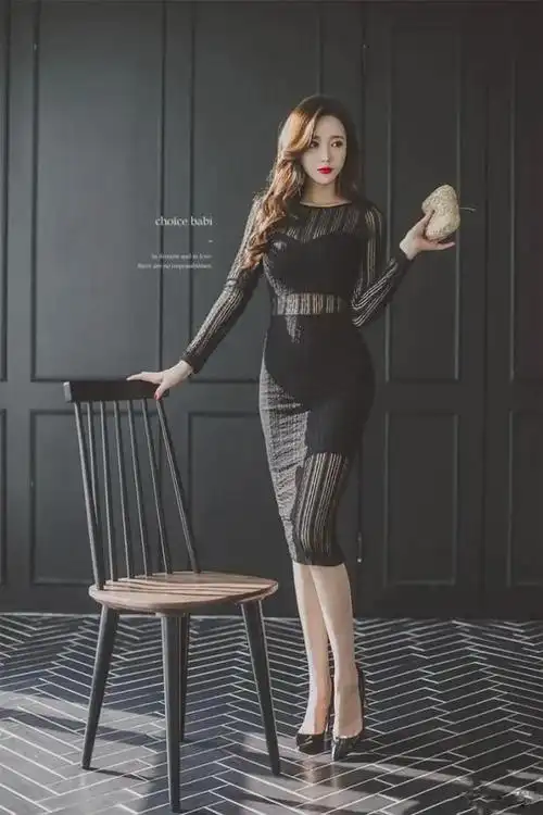 黑色缕空连衣裙美女