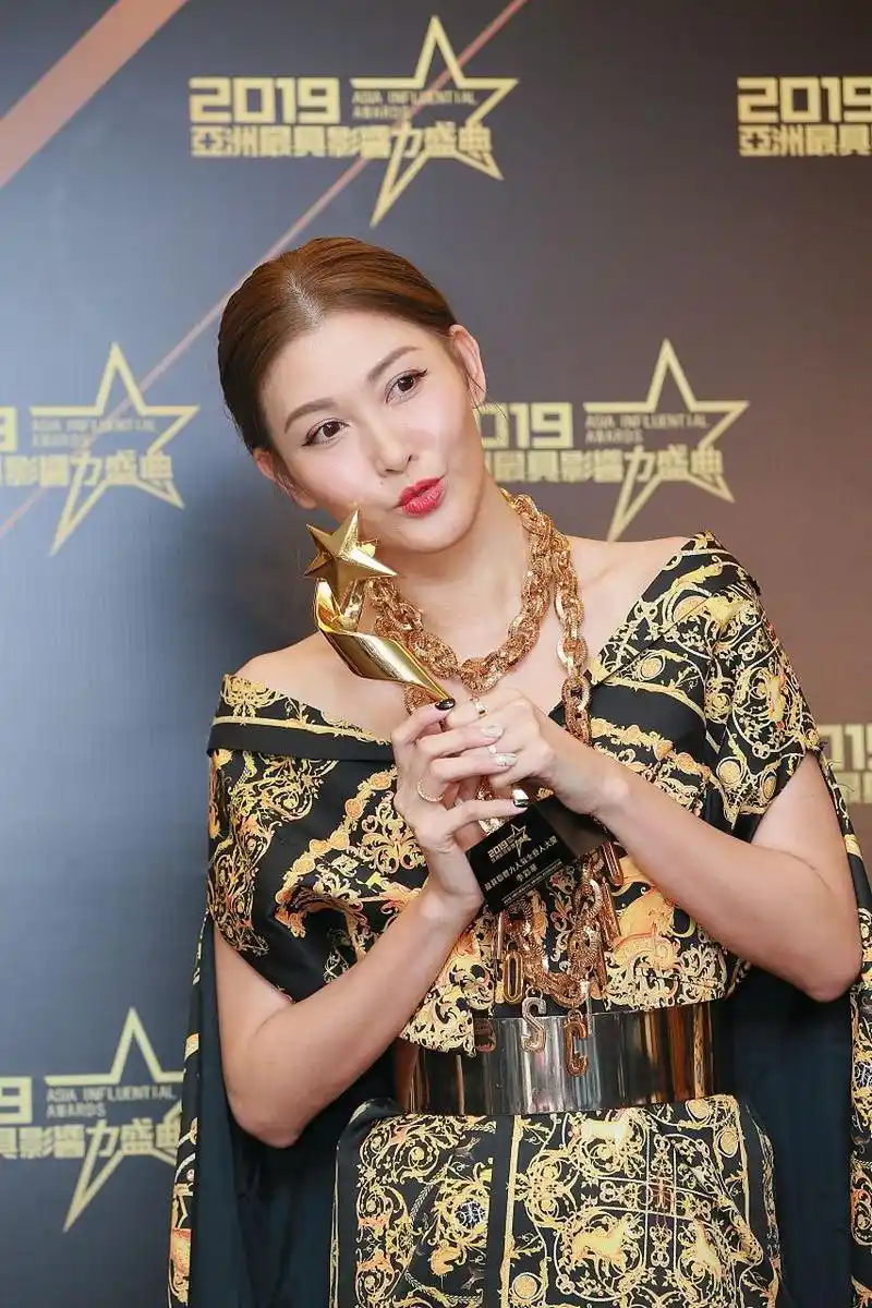 据港媒报道,近日拍到李彩桦和一位肌肉男在机场亲密拥抱,疑似是新恋情