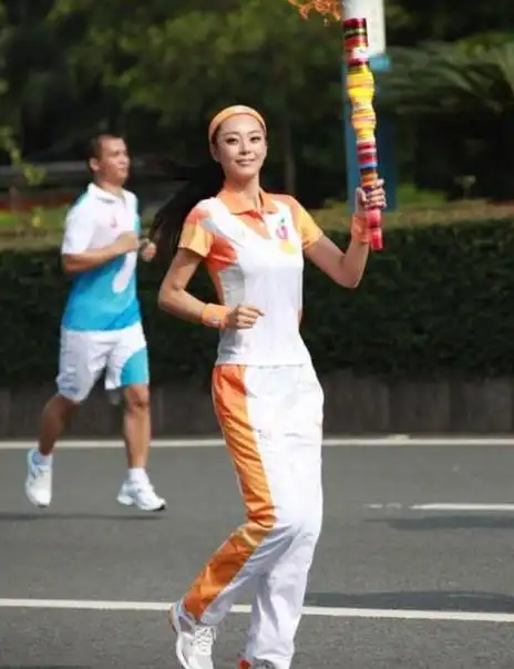 她被称为中国第一黄金身材颜值也好嫁个好丈夫幸福惹人羡