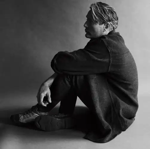 早前一组《酒精计划》卡司杂志图,大叔们的狂野生活.