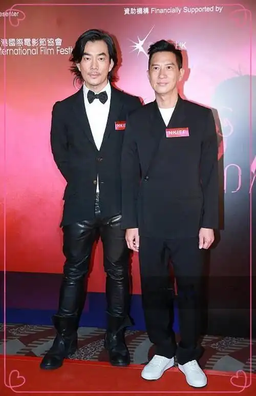 52岁任贤齐和51岁张家辉同走红毯,虽然只大1岁却至少年轻10岁!