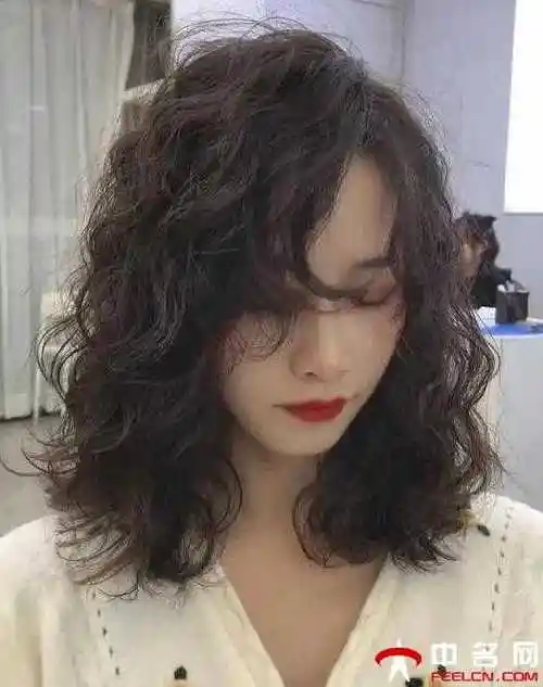 2021最新烫发女生,大卷螺旋烫也不显老-中名网