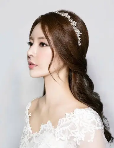 新娘发型你们喜欢盘起来还是披肩长发