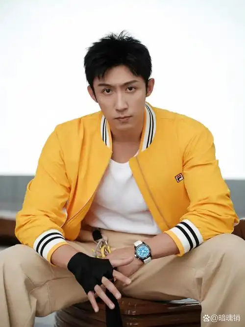 黄景瑜最新品牌活动造型,白色t恤搭配卡其色裤子外搭黄色棒球服,运动