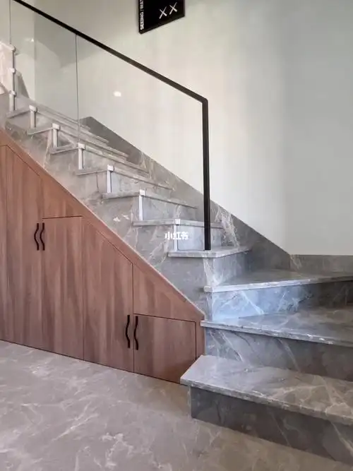 极窄黑钛拉丝无指纹扶手,简约大气,通透感强,适用于现代风格,现代极简