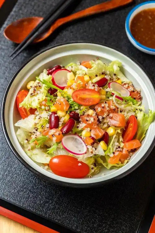 藜麦三文鱼沙拉