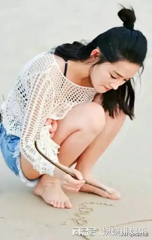 李沁在海边游玩的照片