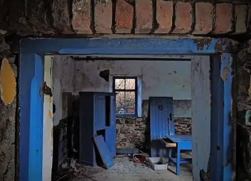 旅游发现一批被废弃的学校,真的很隐森恐怖