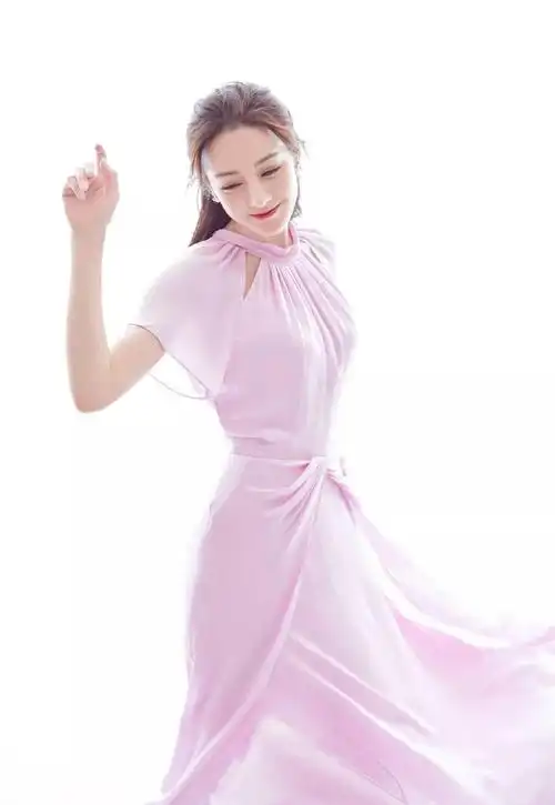 迪丽热巴穿樱花粉裙子美得太不真实了