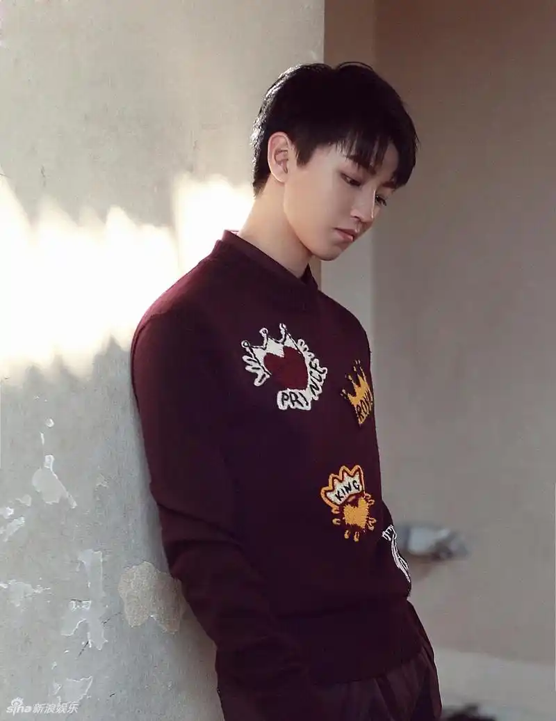 王俊凯米兰街拍潇洒帅气 长腿美少年十分养眼[5]- 中国日报网