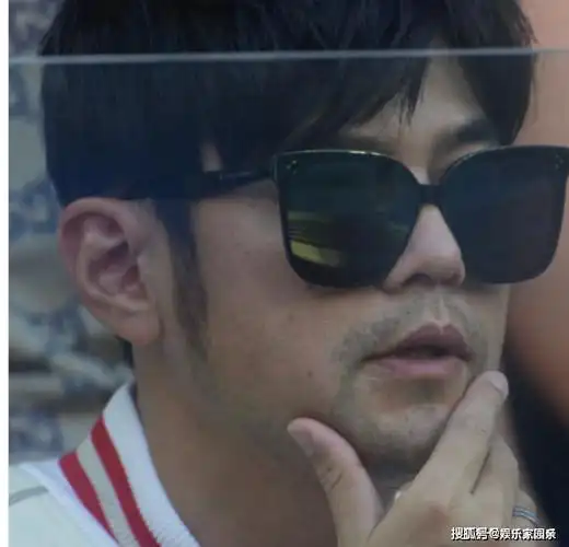 周杰伦国外看球赛,满脸胡子魅力不减,网友:天王风采依旧!
