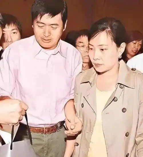 周润发:二婚娶圈外妻子,一生不要孩子,捐出56亿与妻过平淡生活