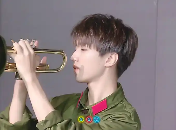 王俊凯杨洋同穿军装比帅,19岁的王俊凯瞬间秒杀27岁的杨洋!