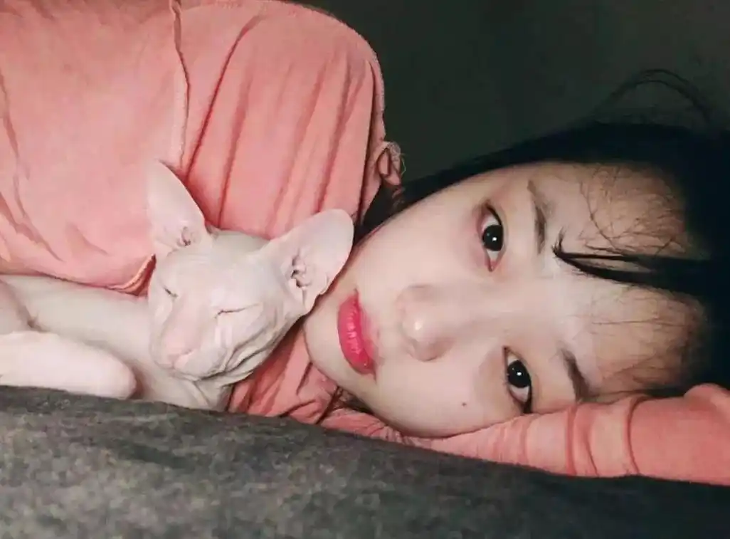 25岁的雪莉看似放飞自我其实是在崩溃的边缘求救