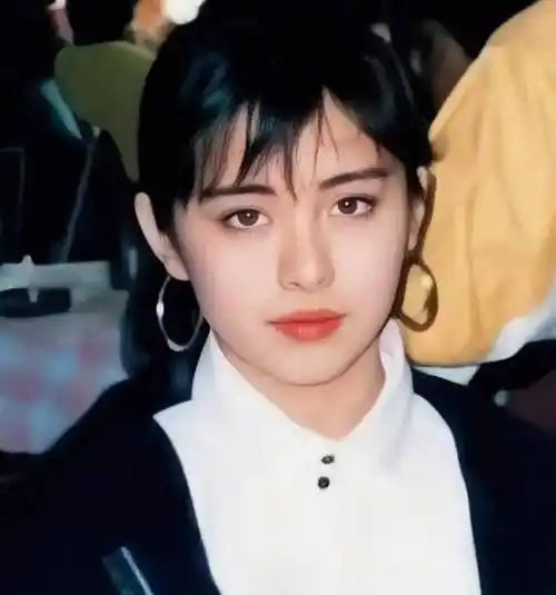 王祖贤从不修眉,素颜出镜美若天仙!