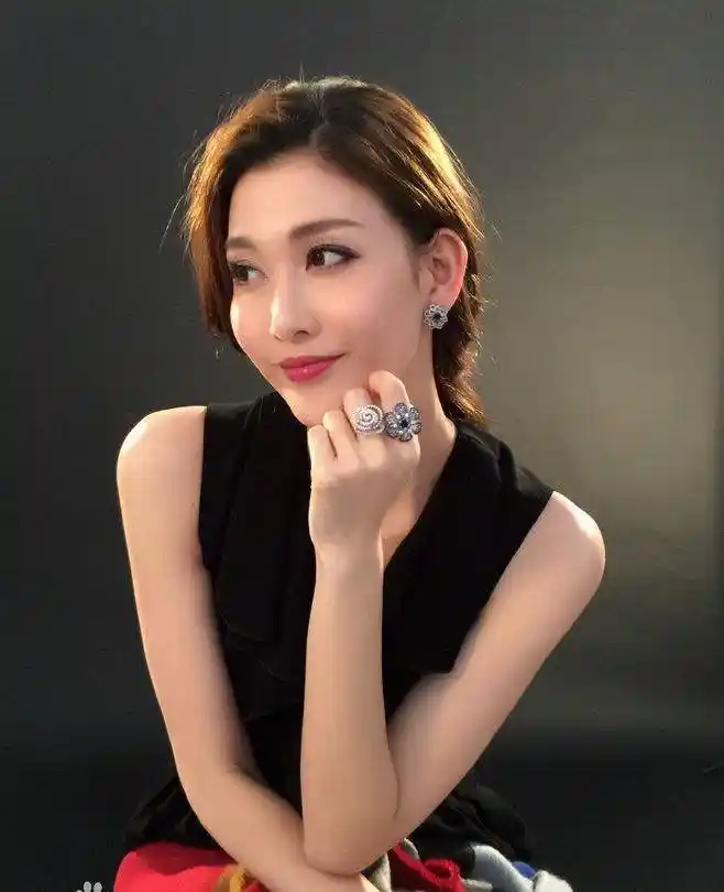 性感女神李彩桦,明眸皓齿,一双白嫩大长腿太撩人!