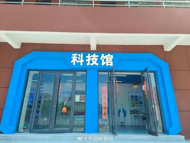 《我国交通现状与未来展望》科普报告,并参观该校科技馆