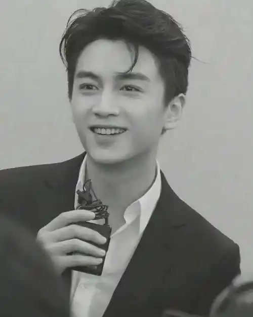 陈晓眼睛狭长有神,再搭配自然的平行双眼皮,整个眼睛都非常的好看,他