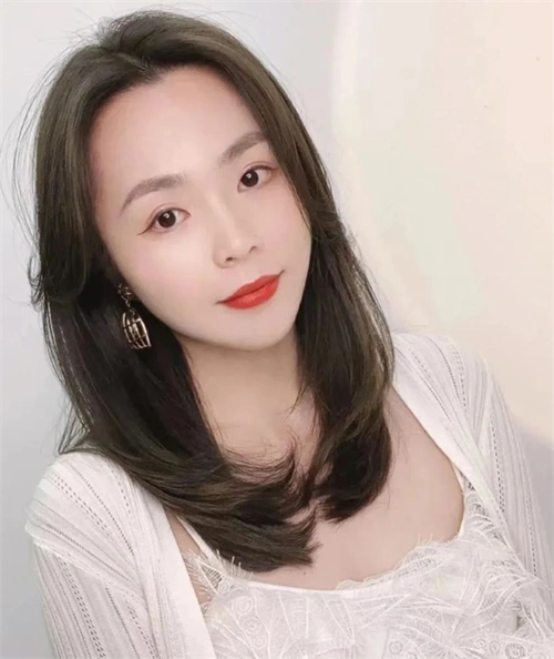 三七分刘海发型,张扬时尚个性,带给人别样的甜美,利落干练知性.