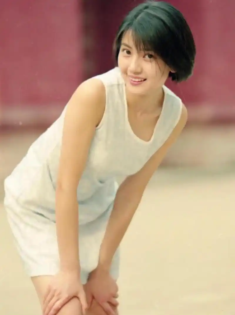 早期的高圆圆颜值真得很一般啊,这个颜值不管是放在什么年代,多只能算