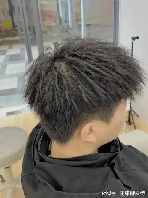 男生头顶头发稀少适合烫什么发型?试试这几款卷发,帅气又显发量