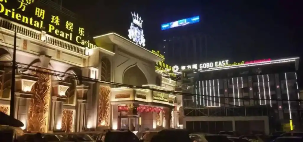 就连市中心繁华的夜总会,赌场也是中文:(西港街头夜景)来到那里随便