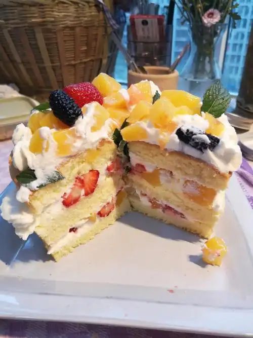 这是一个丑丑可爱的小蛋糕～作为我的第一件完整蛋糕作品,还是得拍照